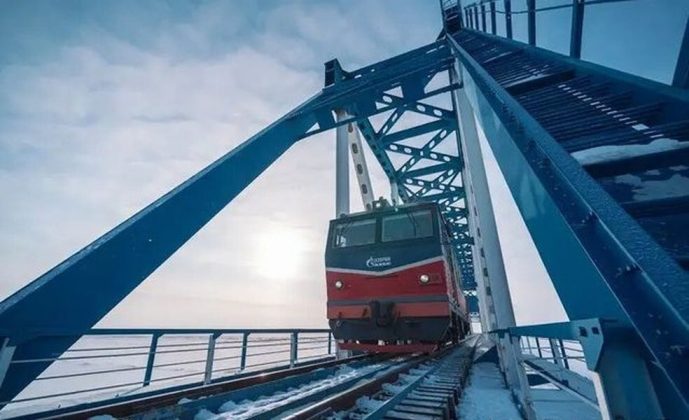 C&ocirc;ng việc x&acirc;y dựng tuyến đường sắt chỉ diễn ra khi nhiệt độ xuống dưới mức đ&oacute;ng băng. Nền đường được x&acirc;y dựng từ c&aacute;t ph&ugrave; sa ẩm để đạt được cường độ cần thiết ở nhiệt độ dưới 0. Để ngăn nền tan chảy v&agrave;o m&ugrave;a h&egrave; v&agrave; duy tr&igrave; độ bền của n&oacute;, c&aacute;c c&ocirc;ng nh&acirc;n đ&atilde; trải bọt polystyrene l&ecirc;n tr&ecirc;n c&aacute;t v&agrave; gia cố bằng vải địa kỹ thuật.