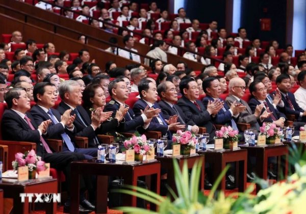Chủ tịch Quốc hội Trần Thanh Mẫn v&agrave; c&aacute;c l&atilde;nh đạo, nguy&ecirc;n l&atilde;nh đạo Đảng v&agrave; Nh&agrave; nước đến dự. (Ảnh: An Đăng/TTXVN)