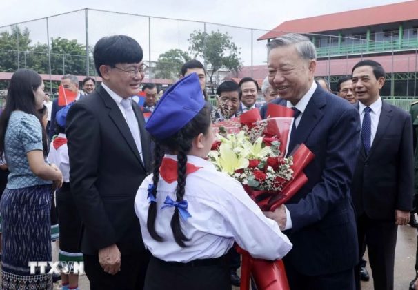 Chủ tịch nước T&ocirc; L&acirc;m đến thăm Trường song ngữ L&agrave;o-Việt Nam.