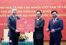 Chủ tịch nước Tô Lâm gặp gỡ cộng đồng người Việt Nam và thăm Đại học Hoàng gia Phnom Penh tại Campuchia