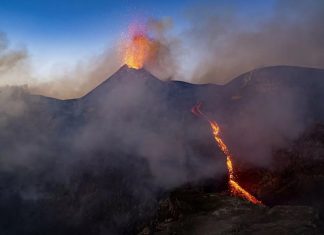 Italy: Núi lửa Etna phun trào dung nham như 'mở cánh cổng địa ngục'