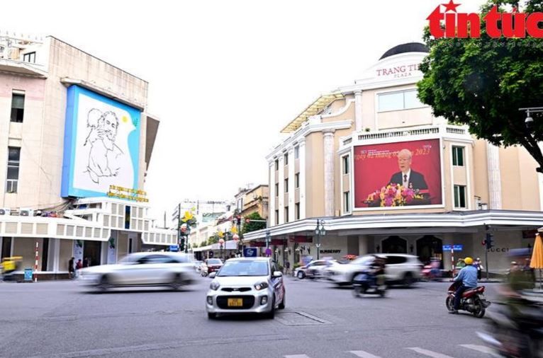Tại ngã tư Hàng Bài - Tràng Tiền - Hàng Khay - Đinh Tiên Hoàng (quận Hoàn Kiếm) phát bộ phim tài liệu về Tổng Bí thư Nguyễn Phú Trọng trên màn hình lớn để người dân theo dõi. Tại ngã tư Hàng Bài - Tràng Tiền - Hàng Khay - Đinh Tiên Hoàng (quận Hoàn Kiếm) phát bộ phim tài liệu về Tổng Bí thư Nguyễn Phú Trọng trên màn hình lớn để người dân theo dõi.