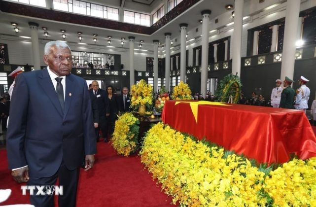 Đo&agrave;n Cộng h&ograve;a Cuba do đồng ch&iacute; Esteban Lazo Hern&aacute;ndez, Ủy vi&ecirc;n Bộ Ch&iacute;nh trị, Chủ tịch Quốc hội Ch&iacute;nh quyền nh&acirc;n d&acirc;n Cuba l&agrave;m Trưởng đo&agrave;n, viếng Tổng B&iacute; thư Nguyễn Ph&uacute; Trọng.