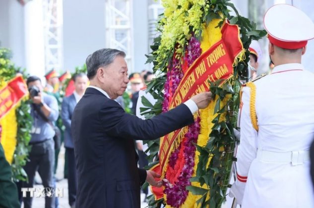 Đồng ch&iacute; T&ocirc; L&acirc;m, Ủy vi&ecirc;n Bộ Ch&iacute;nh trị, Chủ tịch nước, dẫn đầu Đo&agrave;n Ban Chấp h&agrave;nh Trung ương Đảng v&agrave;o viếng Tổng B&iacute; thư Nguyễn Ph&uacute; Trọng.