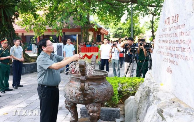 Thủ tướng Phạm Minh Ch&iacute;nh d&acirc;ng hương tại Khu di t&iacute;ch lịch sử quốc gia 27/7, huyện Đại Từ.