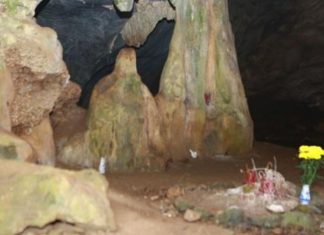 Bí ẩn 3 ngôi mộ cổ ngàn năm với hài cốt nằm co trong hang đá giữa rừng