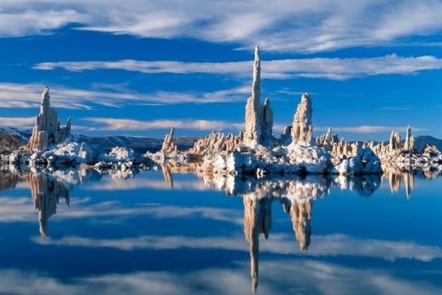 Qua thời gian, sự t&iacute;ch tụ của những tầng đ&aacute; v&ocirc;i ng&agrave;y một nhiều v&agrave; đ&atilde; h&igrave;nh th&agrave;nh n&ecirc;n những ngọn th&aacute;p đ&aacute; v&ocirc;i như ng&agrave;y nay. Những ngọn th&aacute;p với h&igrave;nh dạng kỳ lạ n&agrave;y dần lộ r&otilde; khi mực nước trong hồ ng&agrave;y một cạn dần.
