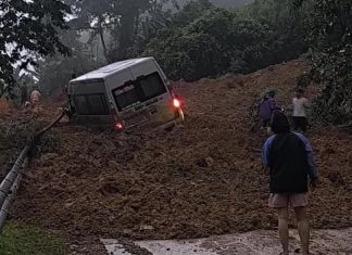 Hiện trường vụ xe khách bị vùi lấp làm 9 người chết