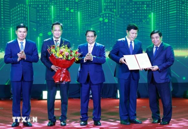 Thủ tướng Phạm Minh Ch&iacute;nh v&agrave; Bộ trưởng Bộ Kế hoạch v&agrave; Đầu tư Nguyễn Ch&iacute; Dũng trao Quyết định ph&ecirc; duyệt Quy hoạch cho l&atilde;nh đạo tỉnh Hưng Y&ecirc;n.