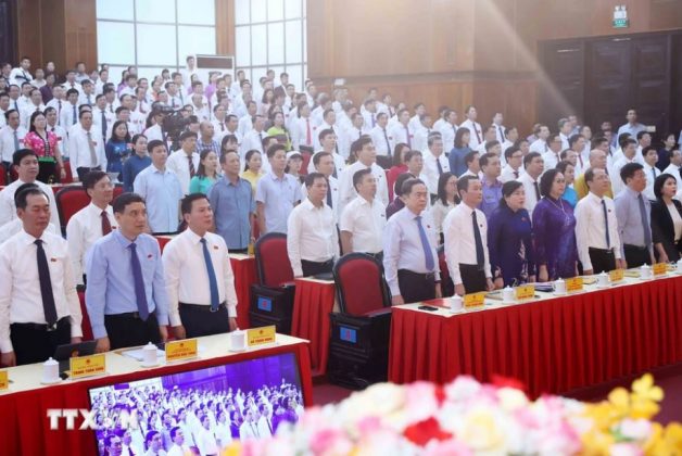 Chủ tịch Quốc hội Trần Thanh Mẫn với c&aacute;c đại biểu thực hiện nghi lễ ch&agrave;o cờ.