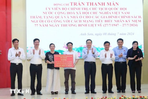 Chủ tịch Quốc hội Trần Thanh Mẫn chứng kiến trao tặng kinh ph&iacute; x&acirc;y dựng 20 căn nh&agrave; cho c&aacute;c gia đ&igrave;nh ch&iacute;nh s&aacute;ch, người c&oacute; c&ocirc;ng với c&aacute;ch mạng ti&ecirc;u biểu huyện Anh Sơn, tỉnh Nghệ An.