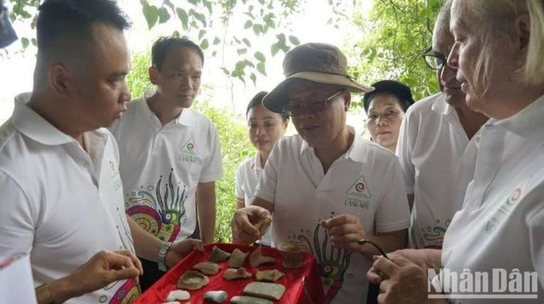 Đoàn chuyên gia đến thị sát, thẩm định Di chỉ khảo cổ học Mai Pha, thành phố Lạng Sơn.