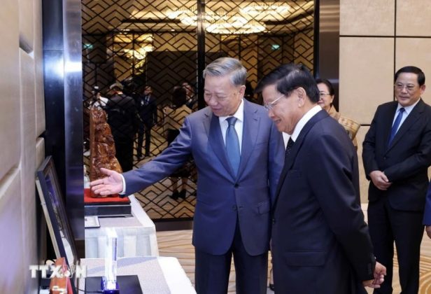 Chủ tịch nước T&ocirc; L&acirc;m v&agrave; Tổng B&iacute; thư, Chủ tịch nước L&agrave;o Thongloun Sisoulith trao đổi tặng phẩm.