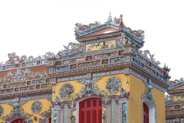 Sau 5 năm nghi&ecirc;n cứu kh&ocirc;i phục, Điện Kiến Trung được t&aacute;i hiện, bắt đầu đ&oacute;n kh&aacute;ch tham quan dịp Tết Gi&aacute;p Th&igrave;n 2024. C&ocirc;ng tr&igrave;nh mang dấu ấn kiến tr&uacute;c '3 trong 1,' gồm Việt-Ph&aacute;p-Italy, tạo th&agrave;nh tổng thể độc đ&aacute;o trong Đại nội. (Ảnh: Minh Anh/Vietnam+)