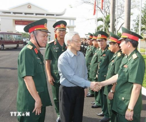 Tổng B&iacute; thư Nguyễn Ph&uacute; Trọng với c&aacute;n bộ, chiến sỹ Binh đo&agrave;n 16, Bộ Quốc ph&ograve;ng (B&igrave;nh Phước, 14/4/2013).