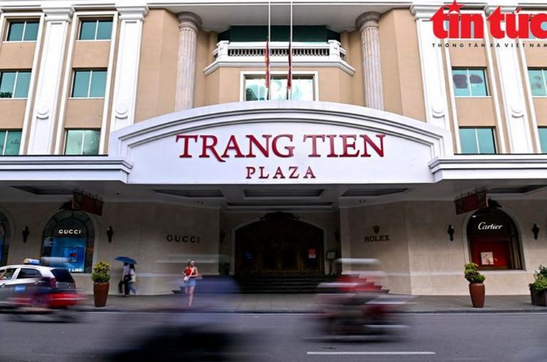 Trung tâm thương mại Tràng Tiền Plaza trên phố Hàng Bài (quận Hoàn Kiếm) đã treo cờ rủ trước lối vào. Trung tâm thương mại Tràng Tiền Plaza trên phố Hàng Bài (quận Hoàn Kiếm) đã treo cờ rủ trước lối vào.