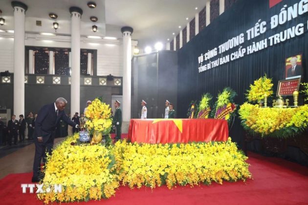 Đo&agrave;n Cộng h&ograve;a Cuba do đồng ch&iacute; Esteban Lazo Hern&aacute;ndez, Ủy vi&ecirc;n Bộ Ch&iacute;nh trị, Chủ tịch Quốc hội Ch&iacute;nh quyền nh&acirc;n d&acirc;n Cuba l&agrave;m Trưởng đo&agrave;n, viếng Tổng B&iacute; thư Nguyễn Ph&uacute; Trọng.