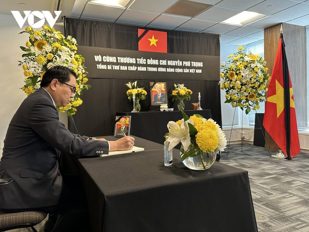 Đại sứ Anouparb Vongnorkeo, Trưởng Phái đoàn Thường trực Lào tại Liên Hợp Quốc đến viếng và ghi Sổ tang Tổng Bí thư Nguyễn Phú Trọng.
