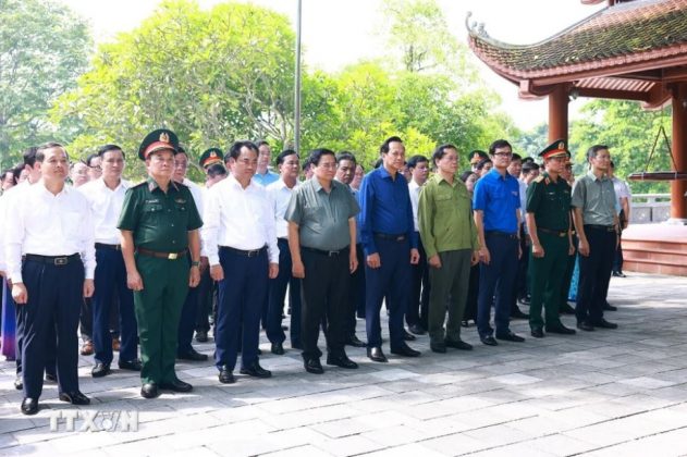 Thủ tướng Phạm Minh Ch&iacute;nh d&acirc;ng hương tại Khu di t&iacute;ch lịch sử quốc gia 27/7, huyện Đại Từ.