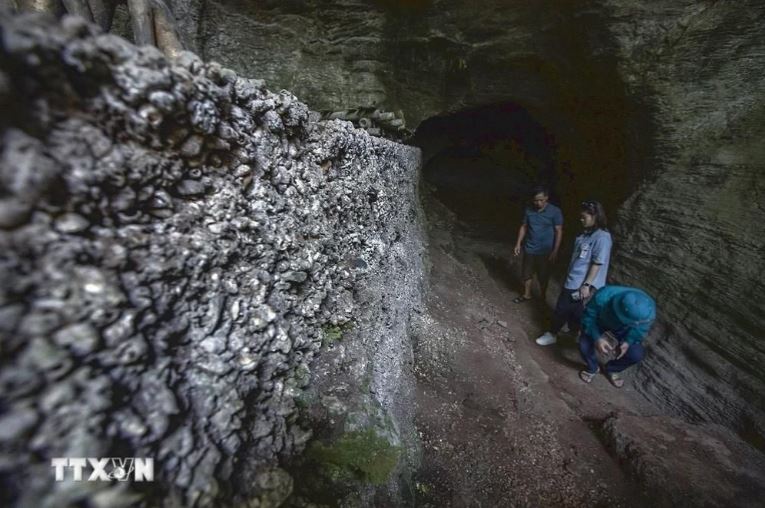 Di tích Hang Xóm Trại là di tích Văn hóa Hòa Bình tiêu biểu ở Việt Nam và Đông Nam Á, được phát hiện năm 1975.