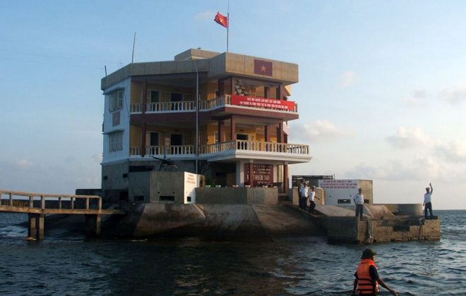 Đảo Thuyền Ch&agrave;i c&aacute;ch đảo Trường Sa Lớn khoảng 87 hải l&yacute; về ph&iacute;a Đ&ocirc;ng Nam v&agrave; c&aacute;ch đảo An Bang khoảng 20 hải l&yacute; về ph&iacute;a Đ&ocirc;ng Bắc. Đảo Thuyền Ch&agrave;i với 3 căn nh&agrave; ki&ecirc;n cố, nối liền giữa nh&agrave; n&agrave;y với nh&agrave; kia bằng cầu b&ecirc; t&ocirc;ng cốt th&eacute;p