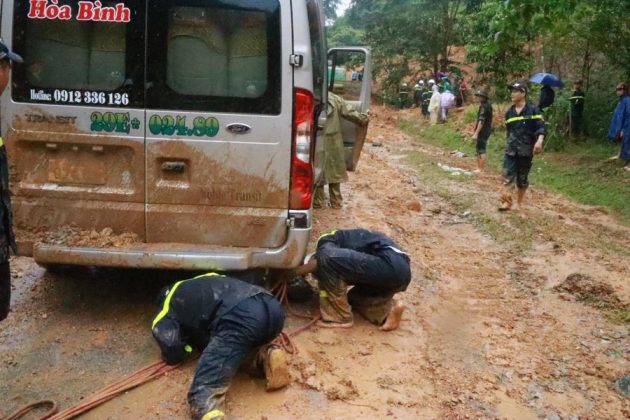 Chiếc xe kh&aacute;ch được đưa ra khỏi khu vực nguy hiểm