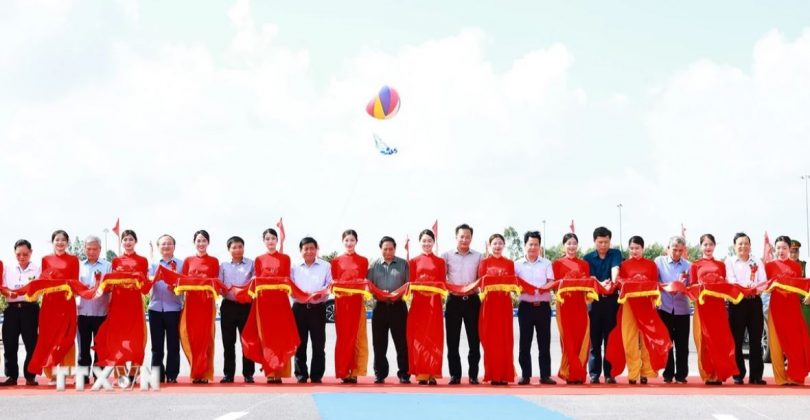 Thủ tướng Phạm Minh Ch&iacute;nh v&agrave; c&aacute;c đại biểu cắt băng th&ocirc;ng xe dự &aacute;n đường bộ nối cao tốc H&agrave; Nội-Hải Ph&ograve;ng với cao tốc Cầu Giẽ-Ninh B&igrave;nh.