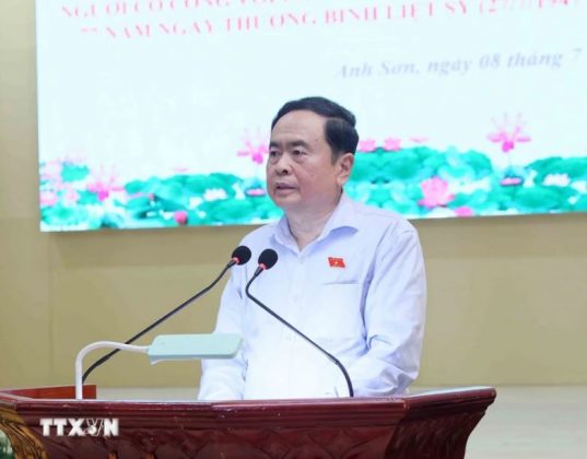 Chủ tịch Quốc hội Trần Thanh Mẫn ph&aacute;t biểu thăm hỏi, động vi&ecirc;n c&aacute;c gia đ&igrave;nh c&oacute; c&ocirc;ng ti&ecirc;u biểu ở huyện Anh Sơn, tỉnh Nghệ An.
