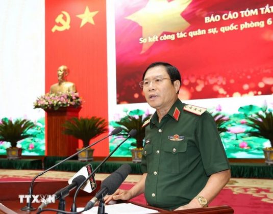 Thượng tướng Nguyễn T&acirc;n Cương, Tổng Tham mưu trưởng, Thứ trưởng Bộ Quốc ph&ograve;ng đọc b&aacute;o c&aacute;o tại hội nghị.