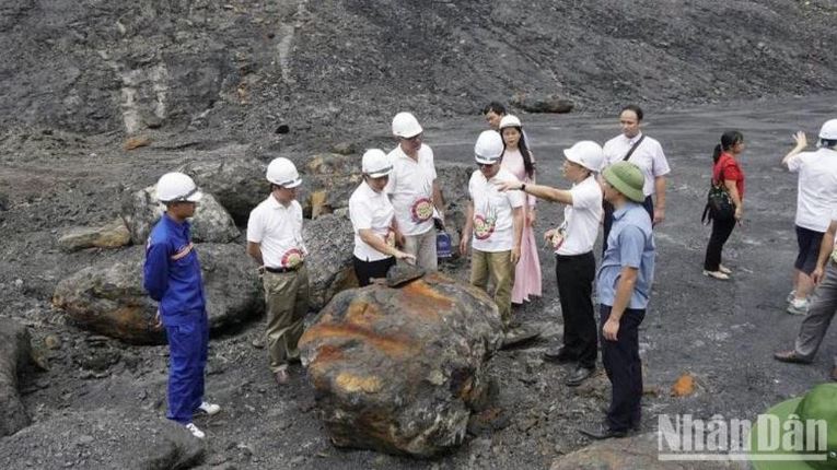 Đoàn chuyên gia cùng các đại biểu đến thẩm định vùng trũng Na Dương, Lộc Bình (Lạng Sơn).