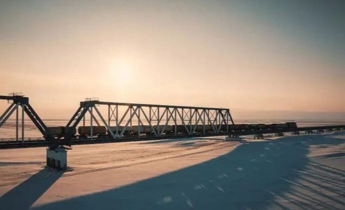 Điểm nhấn nổi bật nhất của tuyến đường sắt l&agrave; c&acirc;y cầu Yuribey kỳ vĩ, bắc qua s&ocirc;ng Yuribey con s&ocirc;ng đ&oacute;ng băng gần như quanh năm. Với chiều d&agrave;i 3,9 km c&acirc;y cầu n&agrave;y ph&aacute; vỡ kỷ lục về độ d&agrave;i của những c&acirc;y cầu ở V&ograve;ng Bắc Cực.