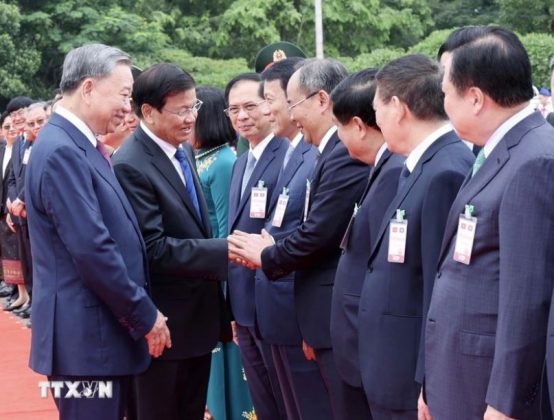 Chủ tịch nước T&ocirc; L&acirc;m giới thiệu với Tổng B&iacute; thư, Chủ tịch nước L&agrave;o Thongloun Sisoulith c&aacute;c th&agrave;nh vi&ecirc;n Đo&agrave;n Việt Nam. (Ảnh: Nhan S&aacute;ng/TTXVN)