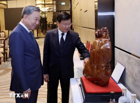 Chủ tịch nước T&ocirc; L&acirc;m v&agrave; Tổng B&iacute; thư, Chủ tịch nước L&agrave;o Thongloun Sisoulith trao đổi tặng phẩm.