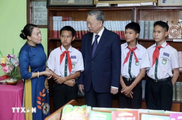 Chủ tịch nước T&ocirc; L&acirc;m thăm thư viện của Trường song ngữ L&agrave;o-Việt Nam.