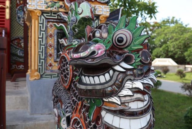 Kiến tr&uacute;c Việt được thể hiện tr&ecirc;n nghệ thuật khảm, với c&aacute;c tạo h&igrave;nh rồng phượng, h&igrave;nh tượng song long chầu nguyệt&hellip; Rồng thời Nguyễn c&oacute; 5 ng&oacute;n, l&agrave; đặc trưng cho uy quyền nh&agrave; vua. (Ảnh: Minh Anh/Vietnam+)