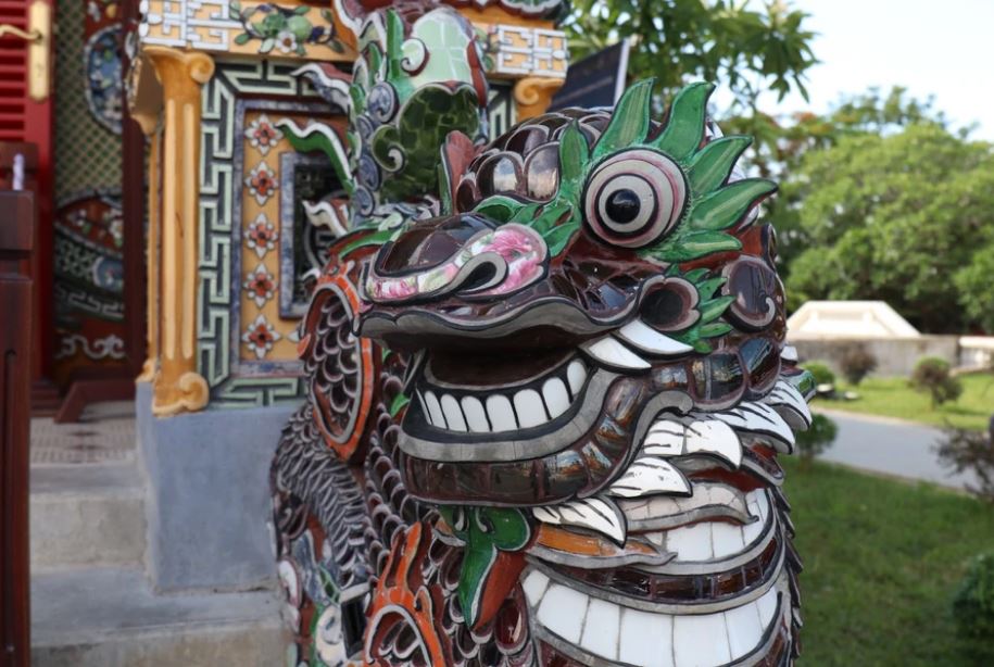 Kiến trúc Việt được thể hiện trên nghệ thuật khảm, với các tạo hình rồng phượng, hình tượng song long chầu nguyệt… Rồng thời Nguyễn có 5 ngón, là đặc trưng cho uy quyền nhà vua. (Ảnh: Minh Anh/Vietnam+) Kiến trúc Việt được thể hiện trên nghệ thuật khảm, với các tạo hình rồng phượng, hình tượng song long chầu nguyệt… Rồng thời Nguyễn có 5 ngón, là đặc trưng cho uy quyền nhà vua. (Ảnh: Minh Anh/Vietnam+)