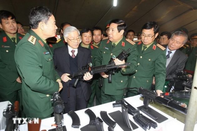Tổng B&iacute; thư Nguyễn Ph&uacute; Trọng tham quan gian trưng b&agrave;y sản phẩm khoa học, c&ocirc;ng nghệ quốc ph&ograve;ng tại Hội nghị tổng kết c&ocirc;ng t&aacute;c Qu&acirc;n sự, Quốc ph&ograve;ng năm 2013 (H&agrave; Nội, 28/12/2013).