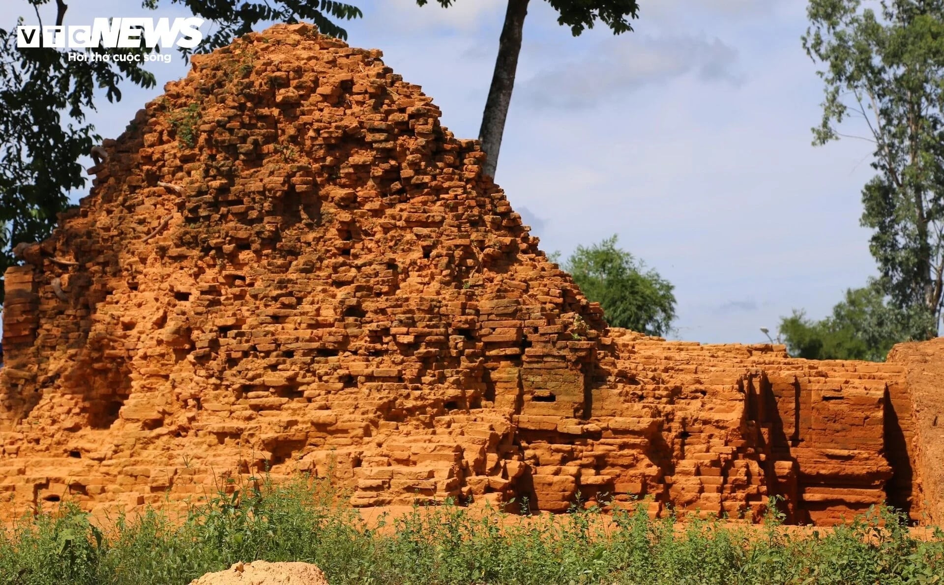 5 min 5 - Hình hài tháp Chăm nghìn tuổi phát lộ sau cuộc khai quật khảo cổ ở Huế