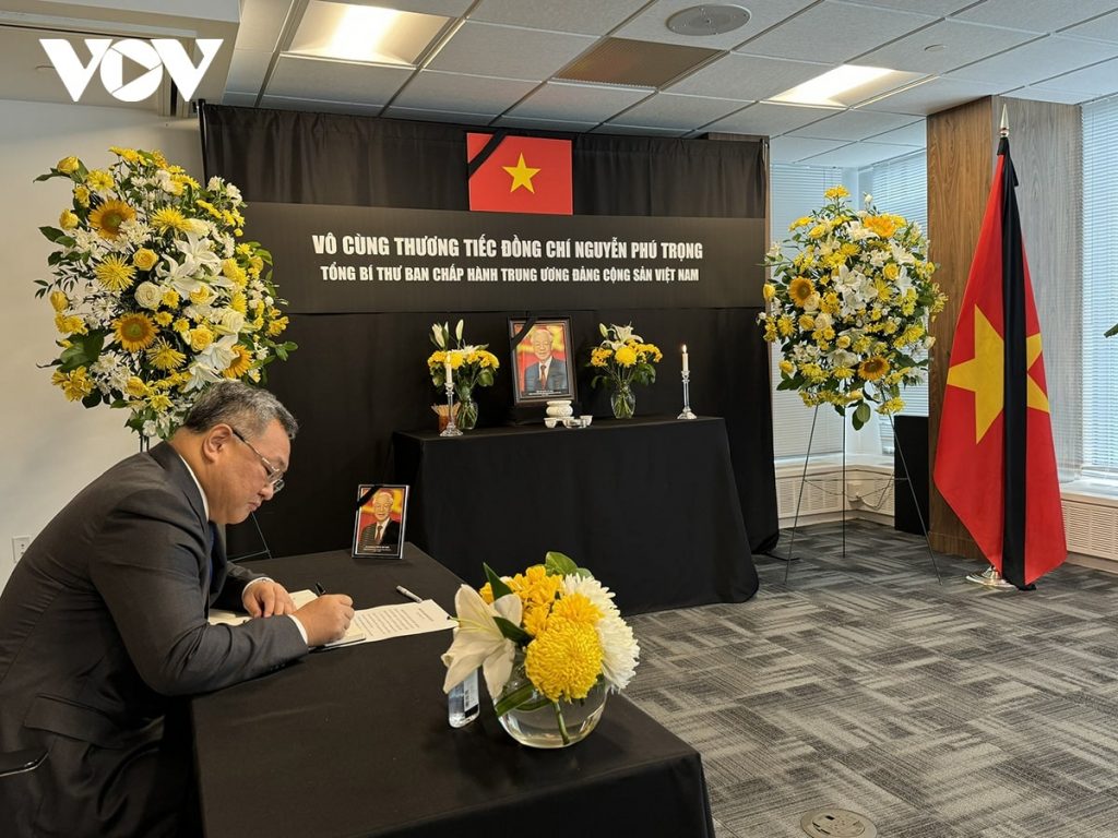 Đại sứ Fu Cong, Trưởng Phái đoàn Thường trực Trung Quốc tại Liên Hợp Quốc đến viếng và ghi Sổ tang Tổng Bí thư Nguyễn Phú Trọng