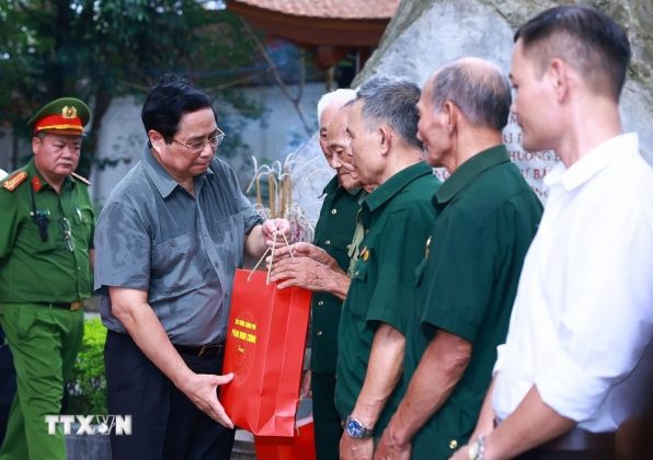 Thủ tướng Phạm Minh Ch&iacute;nh tặng qu&agrave; động vi&ecirc;n thương, bệnh binh, gia đ&igrave;nh liệt sỹ huyện Đại Từ.
