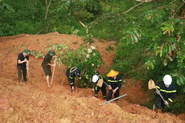 Lực lượng chức năng đang tiếp tục đ&agrave;o bới t&igrave;m kiếm nạn nh&acirc;n