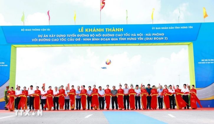 Thủ tướng Phạm Minh Ch&iacute;nh v&agrave; c&aacute;c đại biểu cắt băng th&ocirc;ng xe dự &aacute;n đường bộ nối cao tốc H&agrave; Nội-Hải Ph&ograve;ng với cao tốc Cầu Giẽ-Ninh B&igrave;nh.