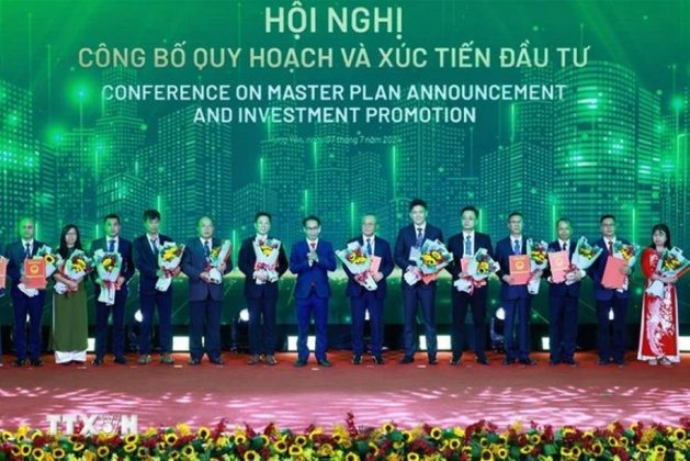 L&atilde;nh đạo tỉnh Hưng Y&ecirc;n trao giấy chứng nhận đăng k&yacute; đầu tư cho c&aacute;c doanh nghiệp.