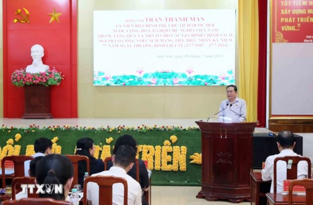 Chủ tịch Quốc hội Trần Thanh Mẫn ph&aacute;t biểu thăm hỏi, động vi&ecirc;n c&aacute;c gia đ&igrave;nh c&oacute; c&ocirc;ng ti&ecirc;u biểu ở huyện Anh Sơn, tỉnh Nghệ An.