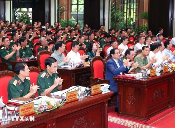 Thủ tướng Phạm Minh Ch&iacute;nh v&agrave; c&aacute;c đồng ch&iacute; v&agrave; c&aacute;c đại biểu dự hội nghị.