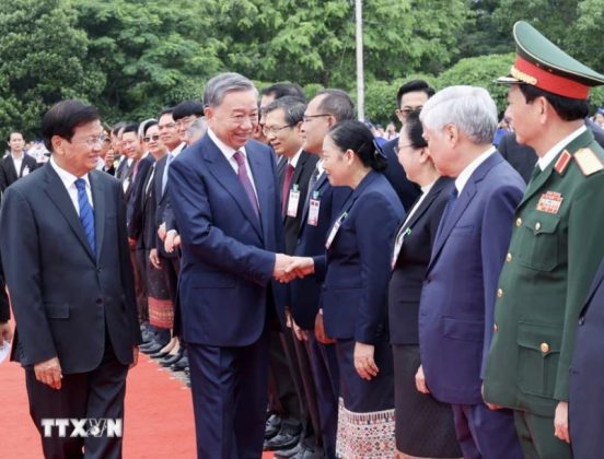 Chủ tịch nước T&ocirc; L&acirc;m với c&aacute;c th&agrave;nh vi&ecirc;n Đo&agrave;n L&agrave;o tại lễ đ&oacute;n. (Ảnh: Nhan S&aacute;ng/TTXVN)