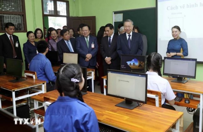Chủ tịch nước T&ocirc; L&acirc;m thăm ph&ograve;ng học m&aacute;y t&iacute;nh của Trường song ngữ L&agrave;o-Việt Nam.