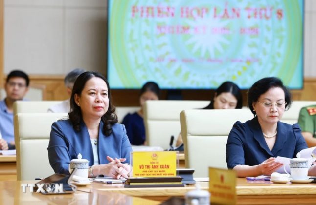 Ph&oacute; Chủ tịch nước, Ph&oacute; Chủ tịch thứ nhất Hội đồng Thi đua-Khen thưởng Trung ương V&otilde; Thị &Aacute;nh Xu&acirc;n tham dự phi&ecirc;n họp.