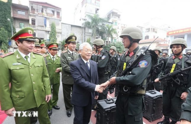 Tổng B&iacute; thư Nguyễn Ph&uacute; Trọng đến thăm, kiểm tra c&ocirc;ng t&aacute;c sẵn s&agrave;ng chiến đấu của Bộ Tư lệnh Cảnh s&aacute;t cơ động (Bộ C&ocirc;ng an), ng&agrave;y 2/1/2016.