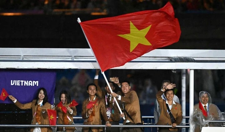 Đoàn Thể thao Việt Nam tham dự Lễ Khai mạc Olympic (26/7) với 10 thành viên. Trong đó, 6 thành viên là VĐV và 4 thành viên đoàn là Trưởng đoàn cùng các cán bộ, HLV, chuyên gia. Tại Lễ Khai mạc VĐV Lê Đức Phát (Cầu lông) và Nguyễn Thị Thật (Xe đạp) là người cầm cờ của Đoàn Thể thao Việt Nam. Đoàn Thể thao Việt Nam tham dự Olympic Paris 2024 gồm 39 thành viên (trong đó có 1 trưởng đoàn, 32 VĐV, HLV và chuyên gia, 2 bác sĩ, 4 cán bộ đoàn). Trưởng đoàn Thể thao Việt Nam là Cục trưởng Cục TDTT Đặng Hà Việt. 32 VĐV, HLV, chuyên gia được cử đi căn cứ vào số môn thể thao có suất tham gia kỳ Thế vận hội lần này gồm: Xe đạp, Bắn súng, Bắn cung, Judo, Cử tạ, Rowing, Canoeing, Boxing, Điền kinh, Bơi, Cầu lông.